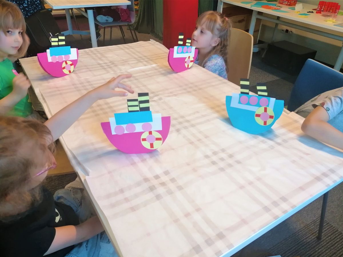 Papierowe statki wykonane przez przedszkolaków