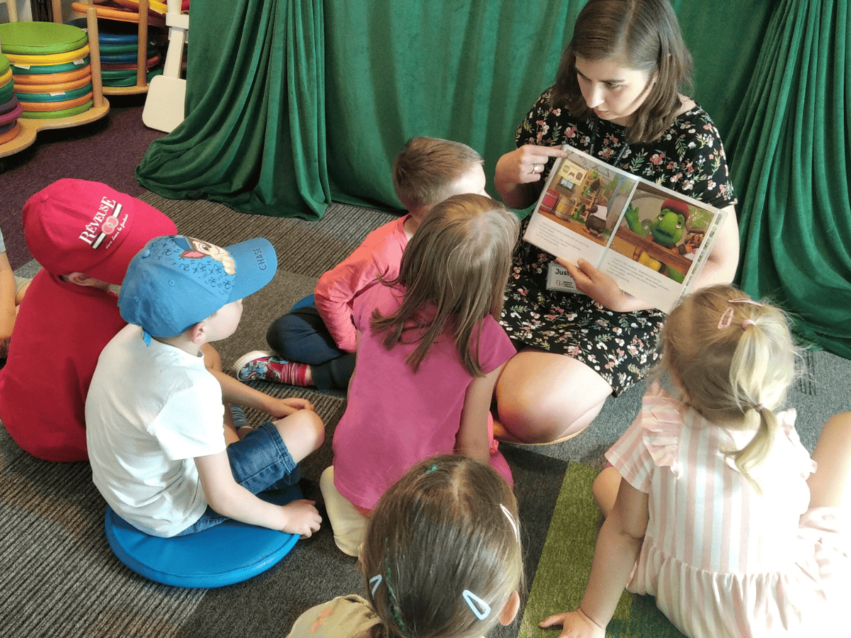 Dzieci słuchają opowieści o żółwiku Franklinie
