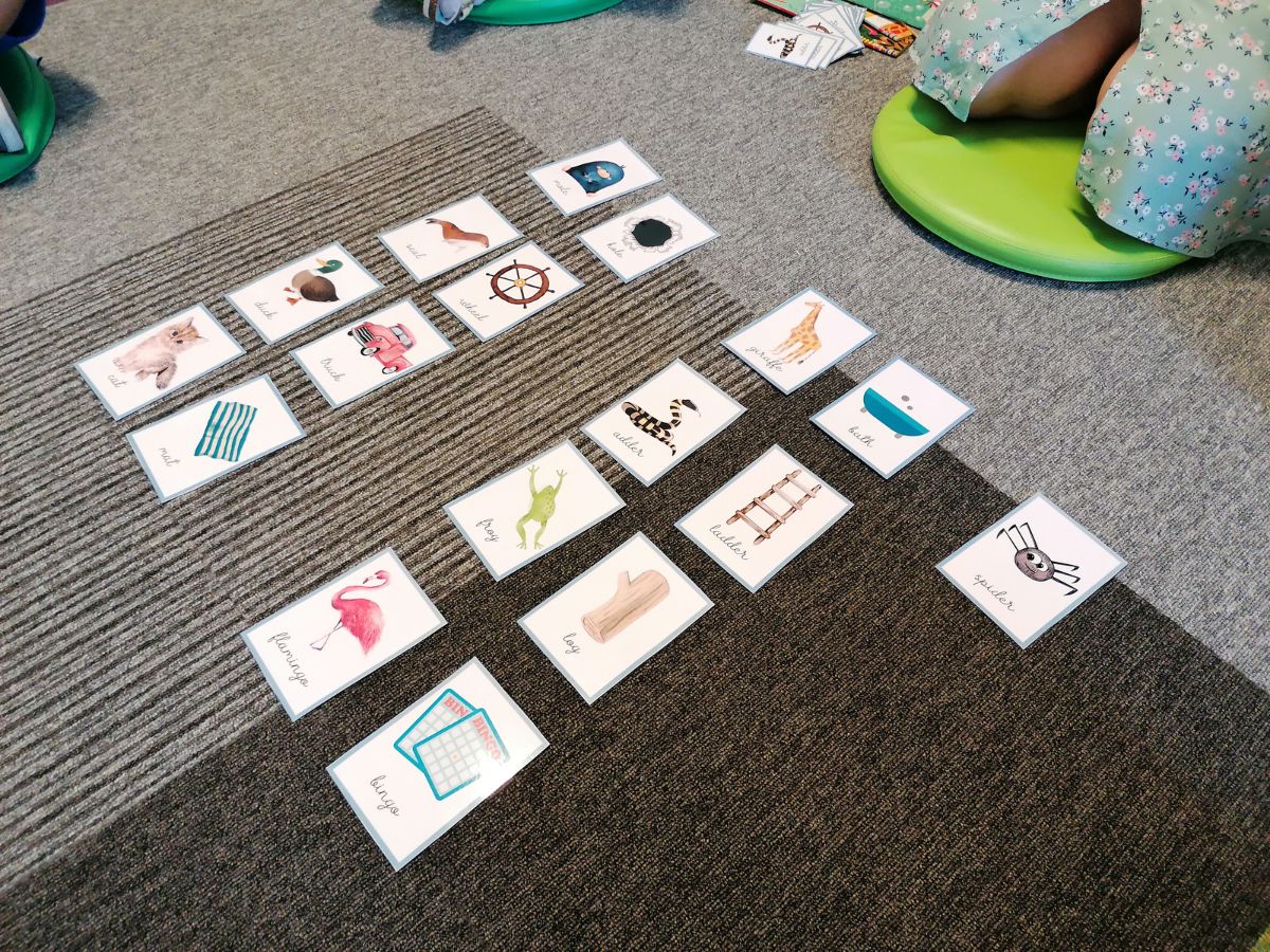Dzieci uczą się rymowanych słówek za pomocą ilustrowanych kart