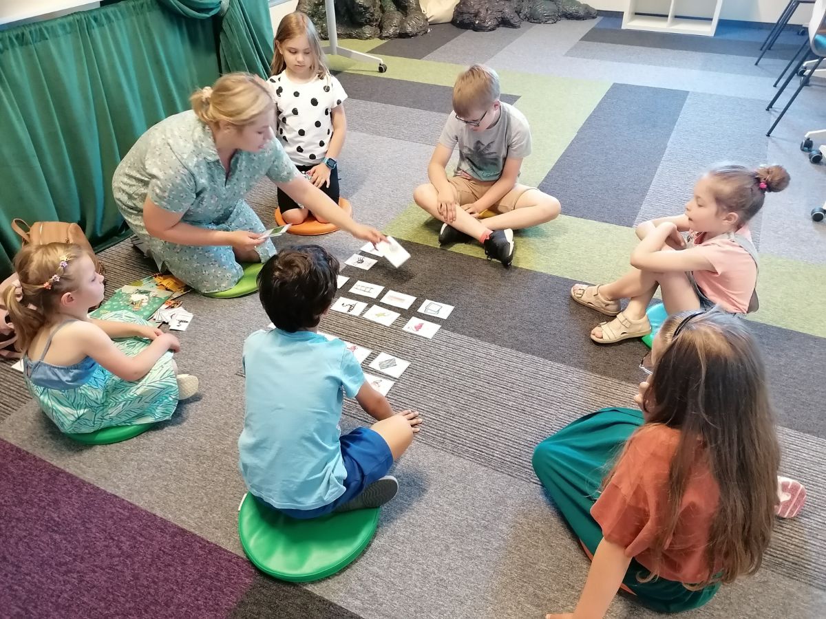 Dzieci uczą się rymowanych słówek za pomocą ilustrowanych kart