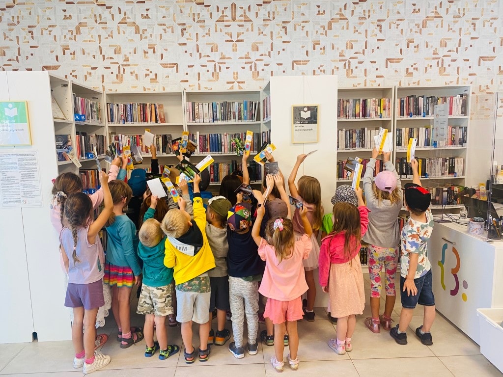 Dzieci przedszkolne poznają bibliotekę
