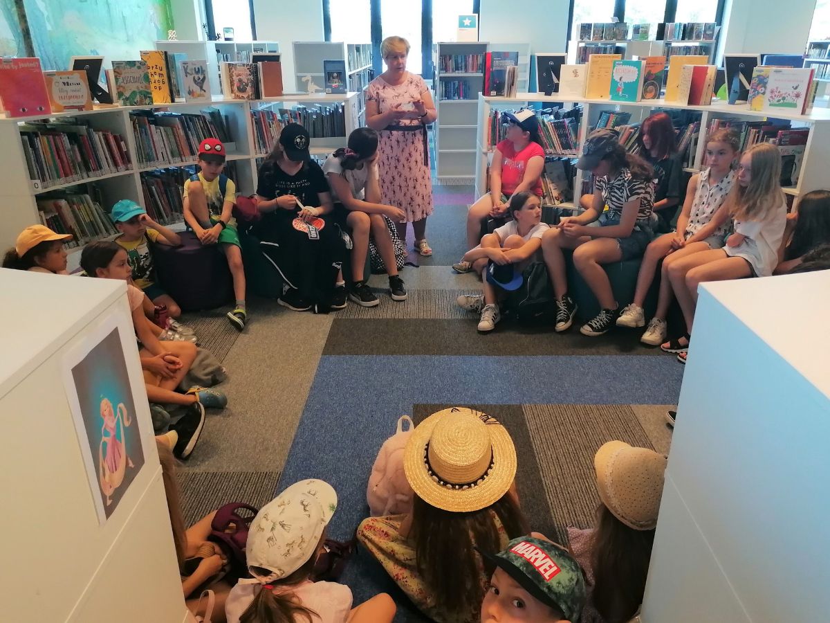 Dzieci zapoznają się z biblioteką
