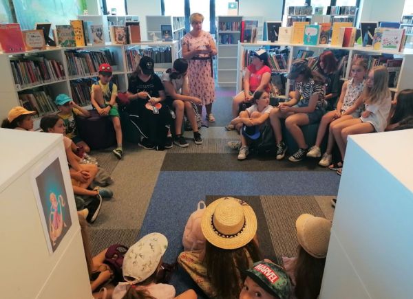 Dzieci zapoznają się z biblioteką