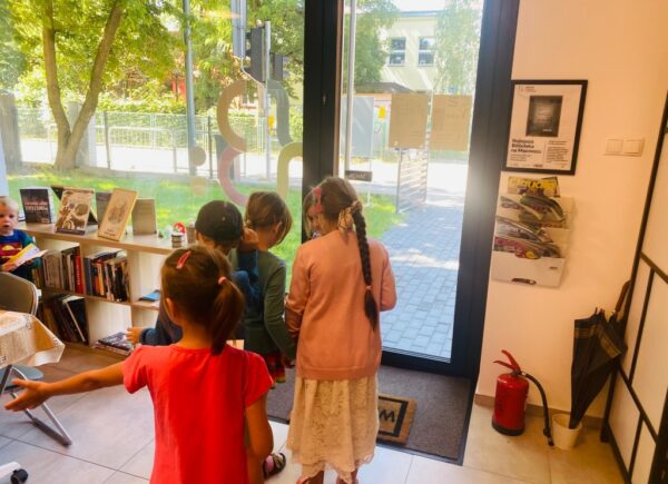 Dzieci przedszkolne zwiedzają bibliotekę
