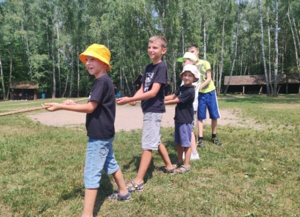 Dzieci bawiące się w przeciąganie liny