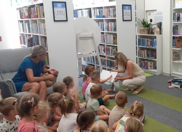 Dzieci brały aktywny udział w lekcji bibliotecznej