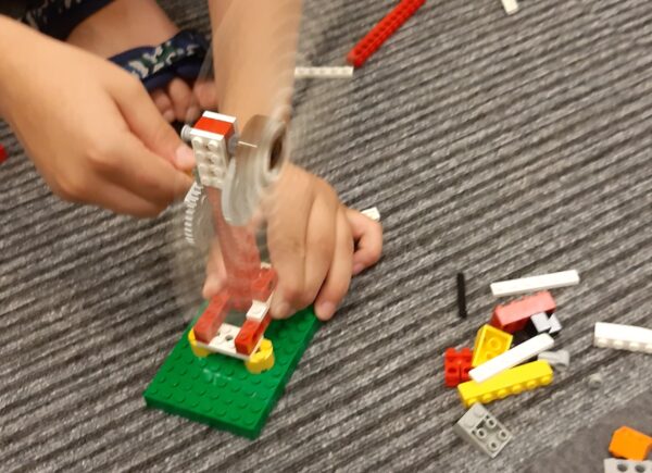 Kolrowa budowla z klocków LEGO