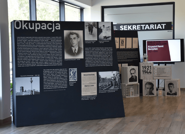wystawa o Krzysztofie Kamilu Baczyńskim w holu Biblioteki Publicznej w Piasecznie