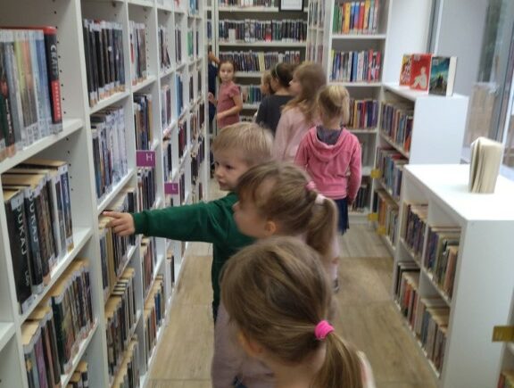 Dzieci szukają kropek w bibliotecznym labiryncie