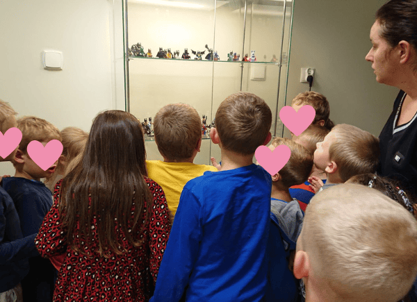 Dzieci oglądają wystawę lego Batmanów