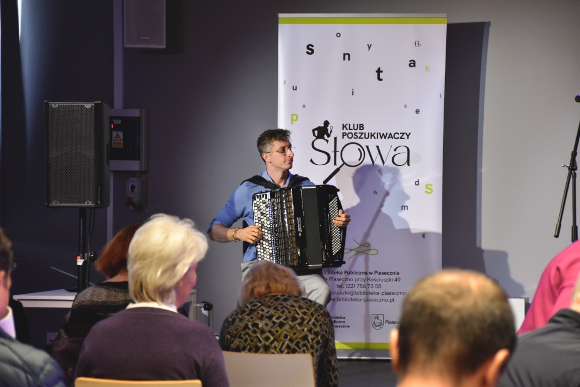 7. Festiwal Pięknej Książki - spotkanie autorskie Klubu Poszukiwaczy Słowa - akompaniament akordeonu