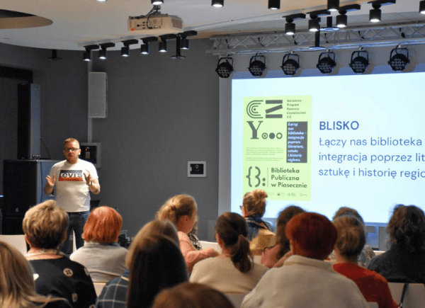 wycieczka z Ostrołęki przysłuchuje się prezentacji o projekcie BLISKO
