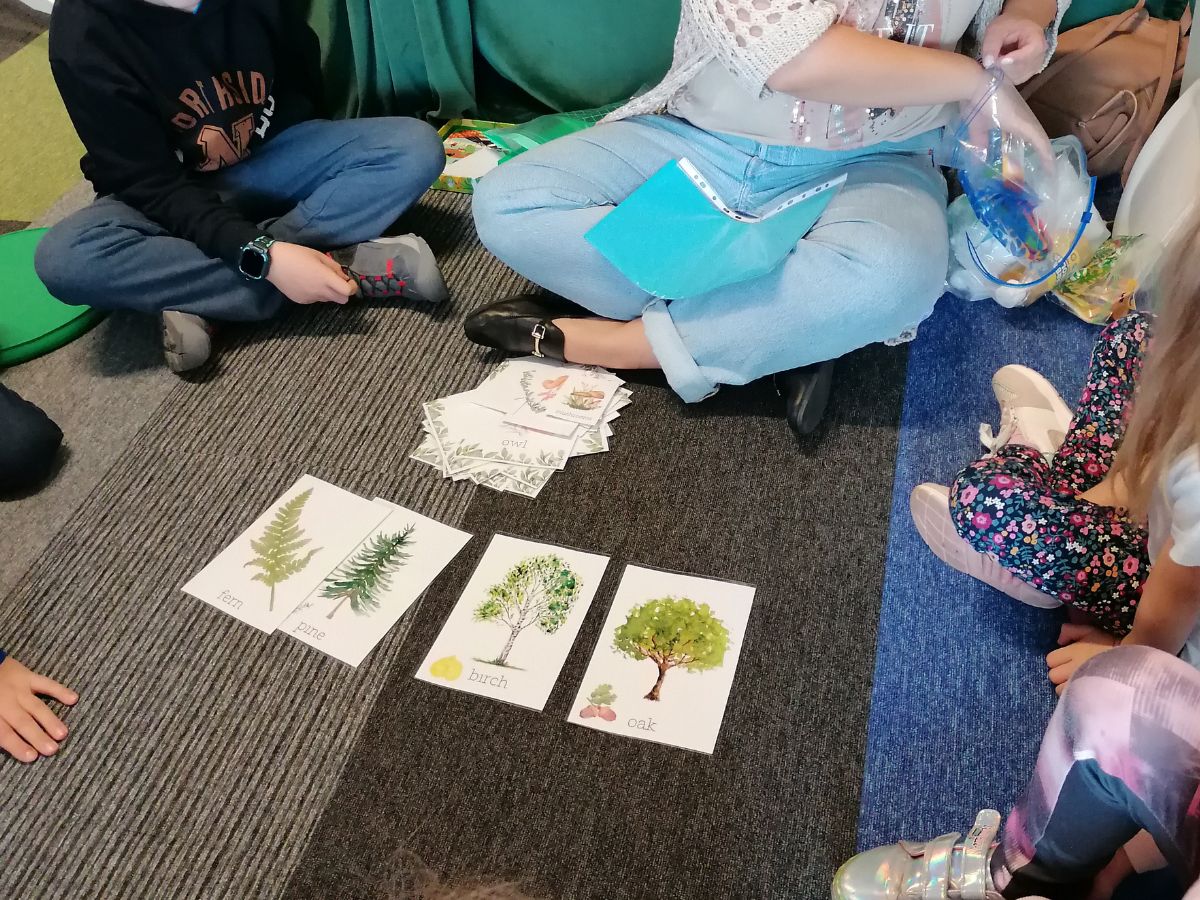 Dzieci poznają słownictwo związane z lasem
