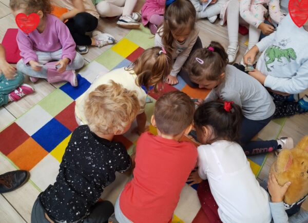 Grupa dzieci na dywanie
