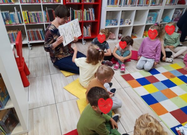 Dzieci słuchają bibliotekarki