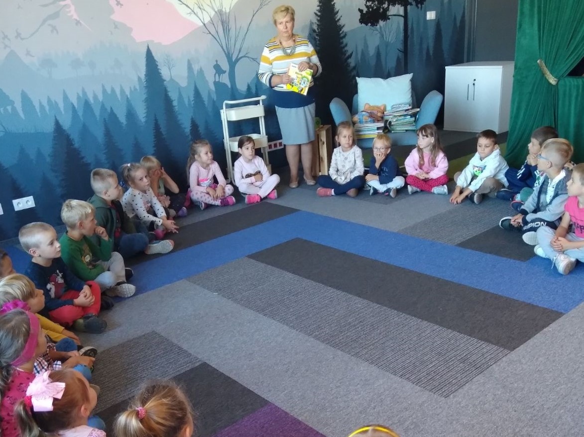 Bibliotekarka rozmawia z przedszkolakami o bibliotece