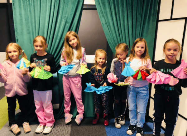 Dziewczynki prezentują sukienki wykonane metodą origami