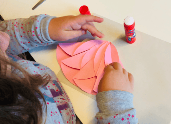 Dziewczynka wykonują sukienkę metodą origami