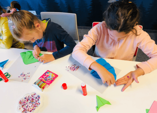 Dziewczynki ozdabiają sukienki wykonane metodą origami