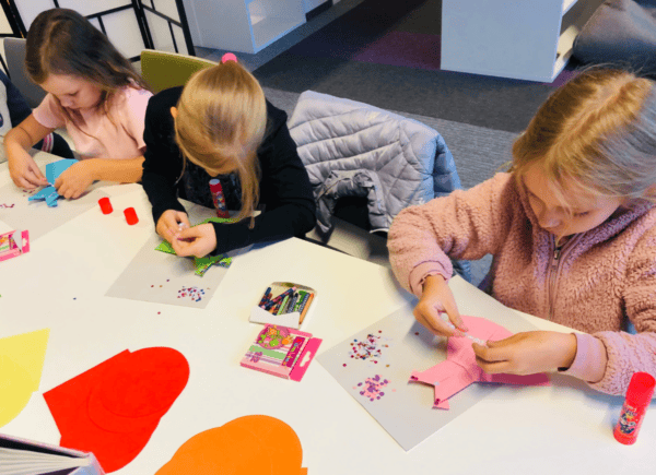 Dziewczynki ozdabiają sukienki wykonane metodą origami