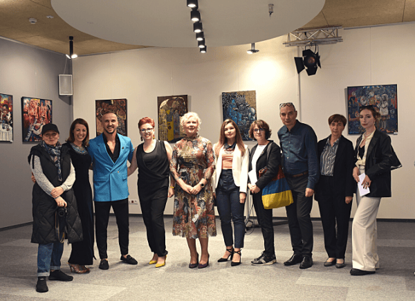 Vasyl Netsko wraz z gośćmi na wystawie artysty w Bibliotece w Piasecznie