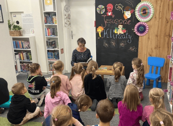 Bibliotekarka czyta dzieciom opowieść o "Kolorach jesieni"