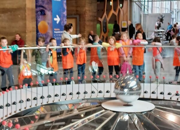 dzieci są zafascynowane eksponatami w Centrum Nauki Kopernik