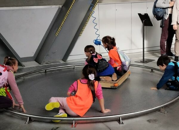 dzieci bawią się na jednej z wystaw w Centrum Nauki Kopernik