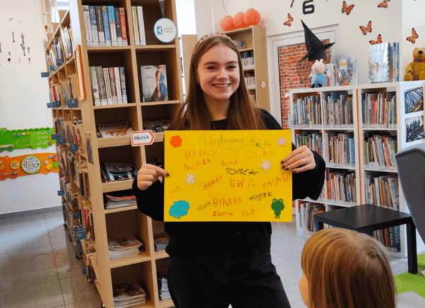 Bibliotekarka prezentuje podziękowanie od przedszkolaków
