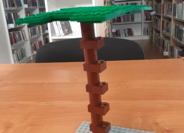 Drzewa zbudowane z klocków lego