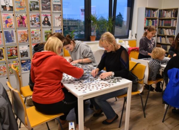 turniej układania puzzli w czytelni Biblioteki Publicznej w Piasecznie