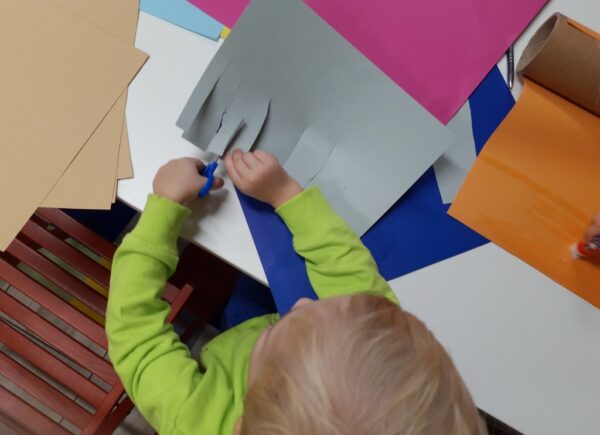 Dziecko wycina elementy papieru