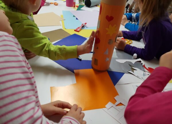 Dzieci pracują nad rakietą