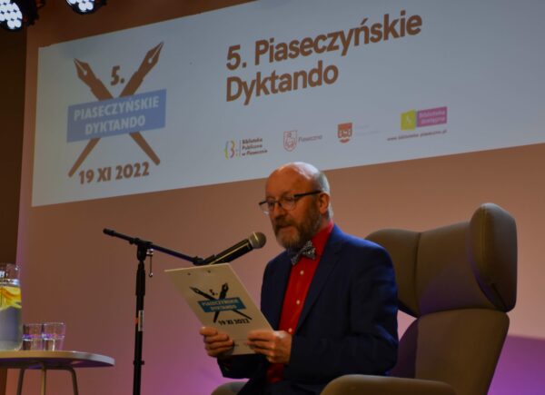 Aktor Artur Barciś czyta tekst tegorocznego piaseczyńskiego dyktanda.