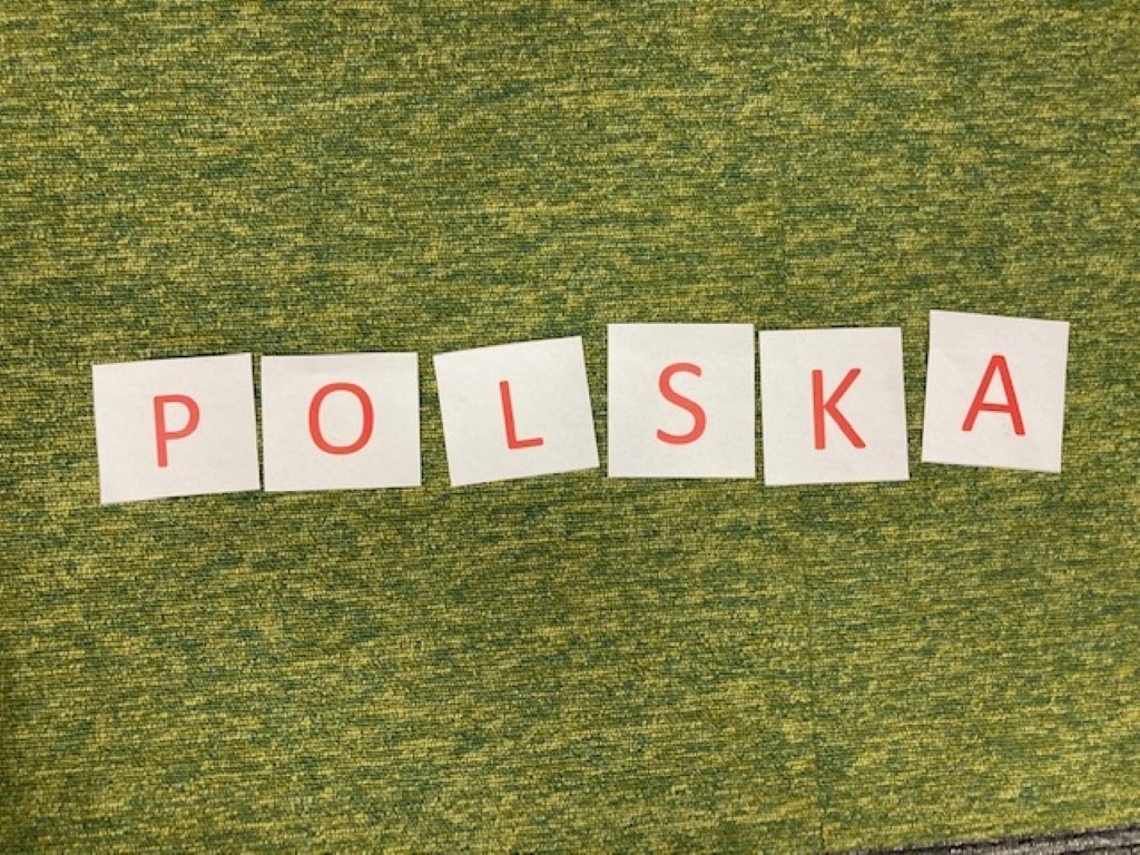Słowo 'Polska" ułożone z odszukanych liter