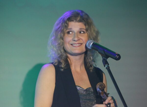 Skrzypaczka, pianistka i wokalistka Sylwia Biernat występuje na scenie