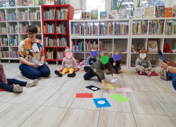 Dzieci podczas lekcji bibliotecznej