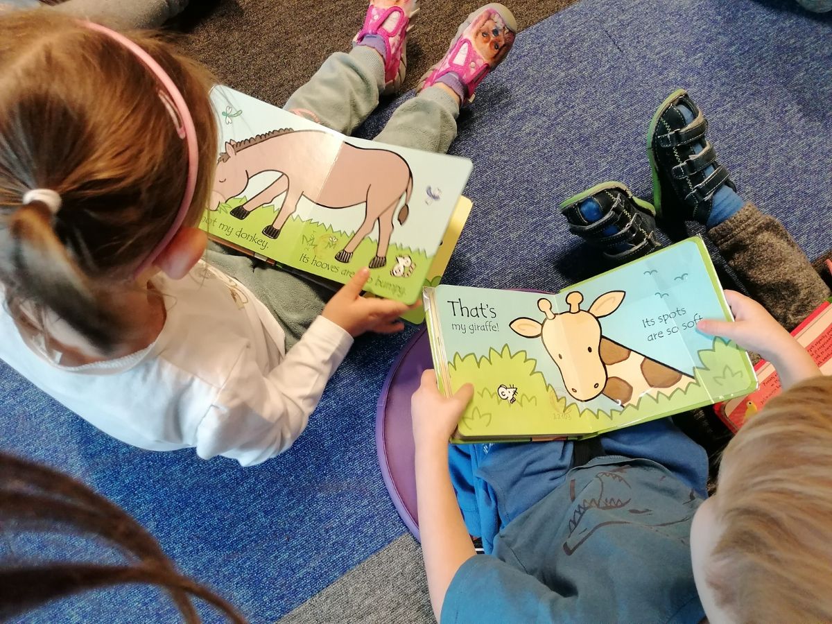 Dzieci oglądają książeczki dotykowe