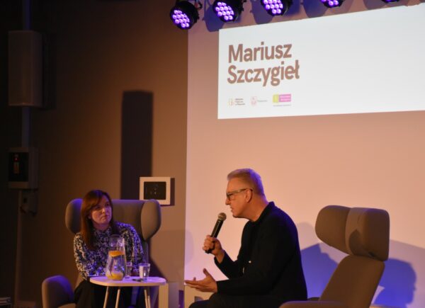 Na scenie siedzi od lewej Elżbieta Florjańska, Mariusz Szczygieł.