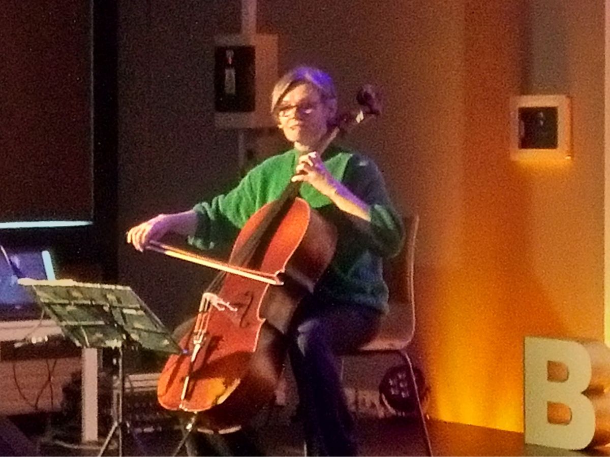 Pani Olena gra na wiolonczeli kompozycje Stanisława Moniuszki