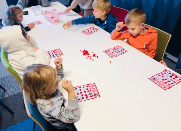 Przedszkolaki grają w świąteczne, zagadkowe bingo