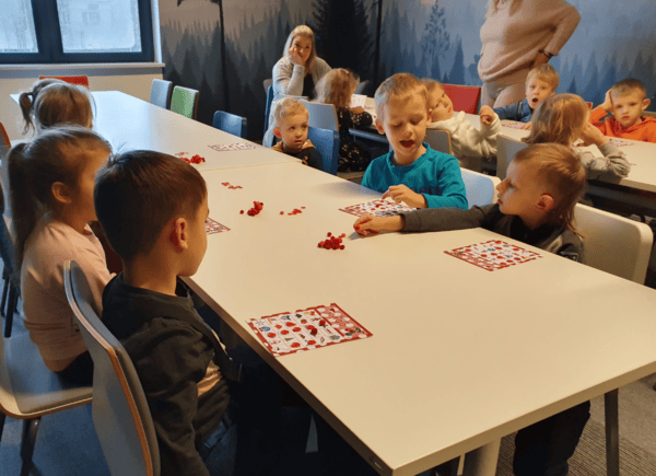 Przedszkolaki grają w świąteczne, zagadkowe bingo