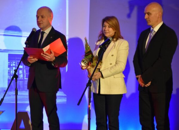 od lewej: burmistrz Piaseczna Daniej Putkiewicz, zastępczyni burmistrza Pani Hanna Kułakowska - Michalak, Pan Piotr Obłoza