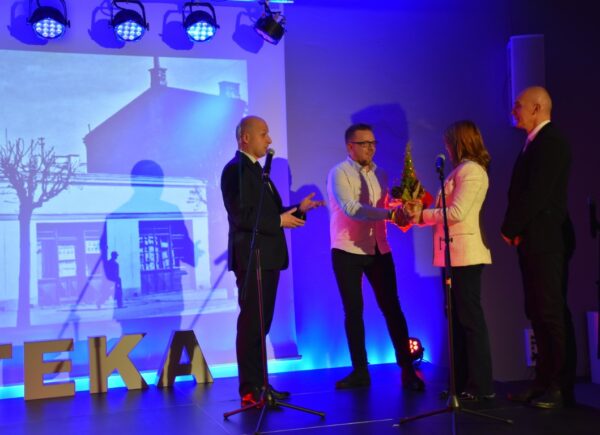 życzenia i gratulacje dla Łukasza Krzysztofa Załęskiego przekazywane przez burmistrza i zastępczynię burmistrza miasta Piaseczna