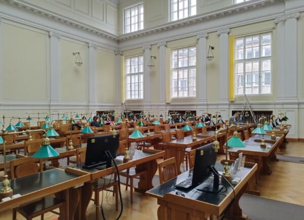 klimatyczna czytelnia w bibliotece na ul. Koszykowej