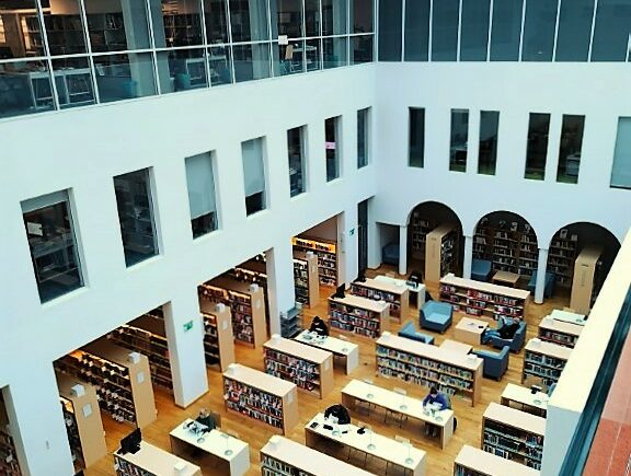 czytelnia w bibliotece przy ul. Koszykowej w Warszawie - widok z góry