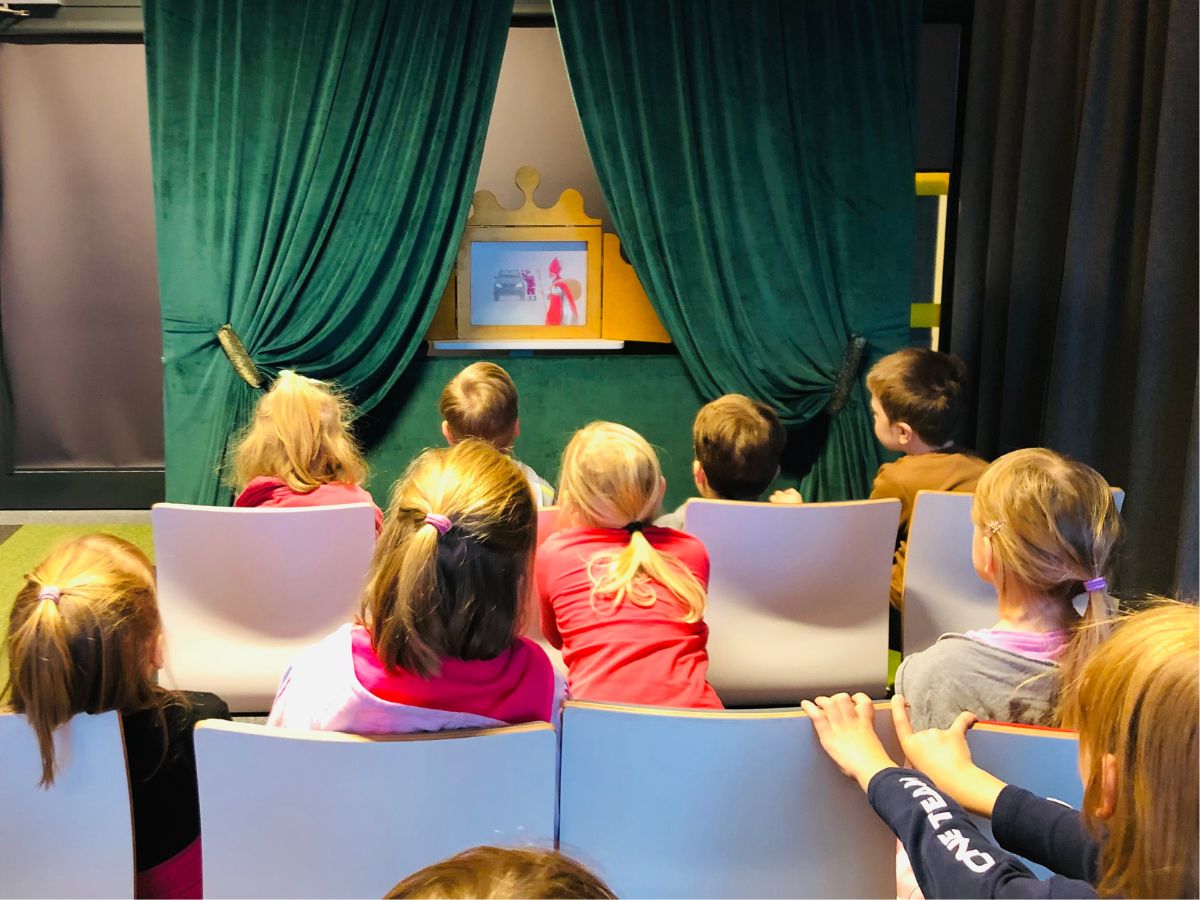 Przedszkolaki oglądają teatrzyk kamishibai "Prezenty Świętego Mikołaja"