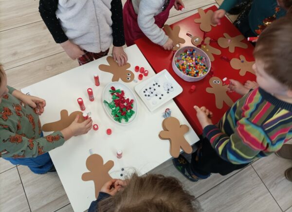 Dzieci wybierają elementy do dekoracji pierników