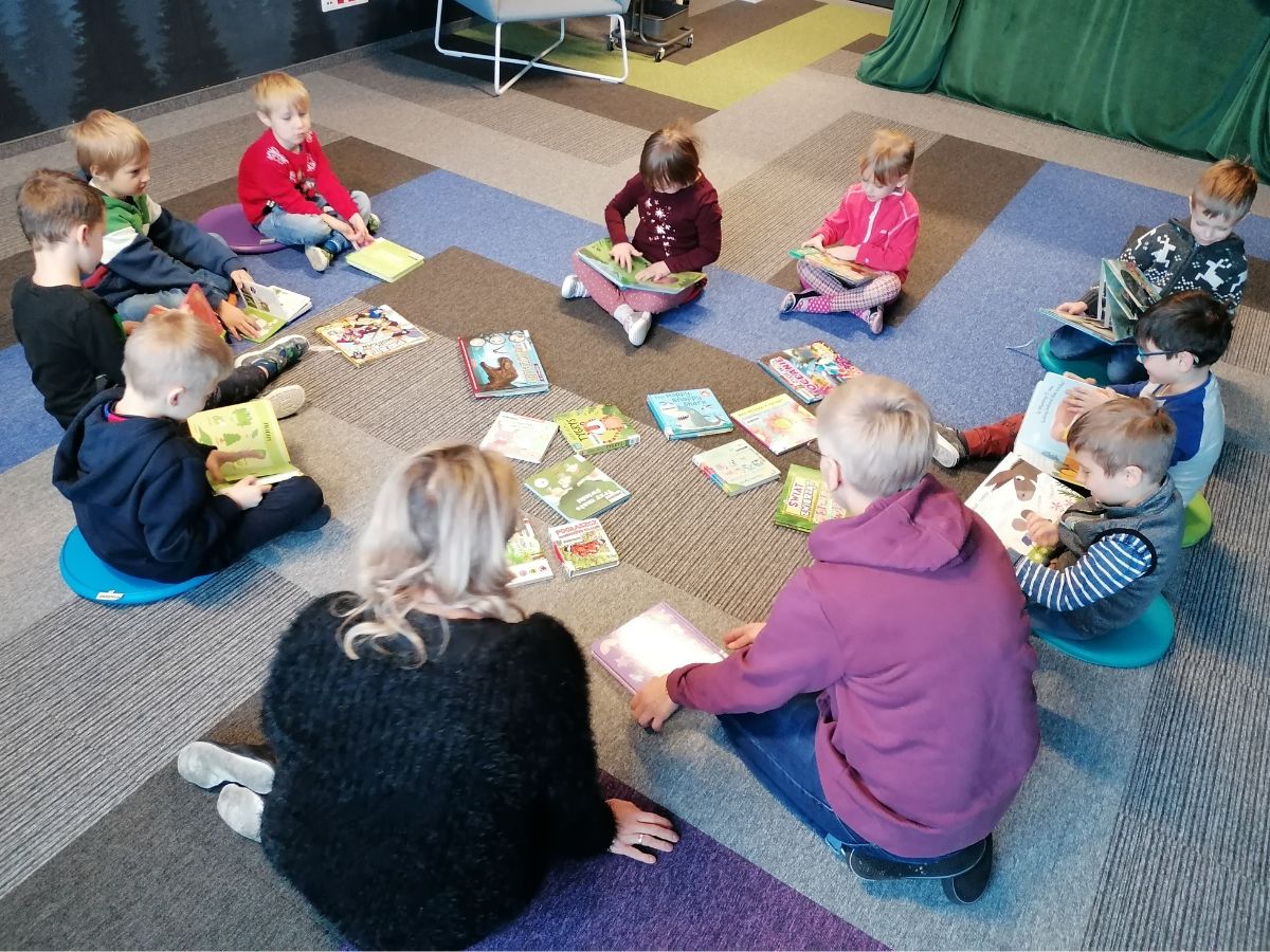 Przedszkolaki oglądają książeczki biblioteczne