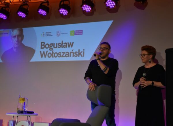 Od lewej na scenie sali widowiskowej Łukasz Załęski oraz Sylwia Chojnacka - Tuzimek